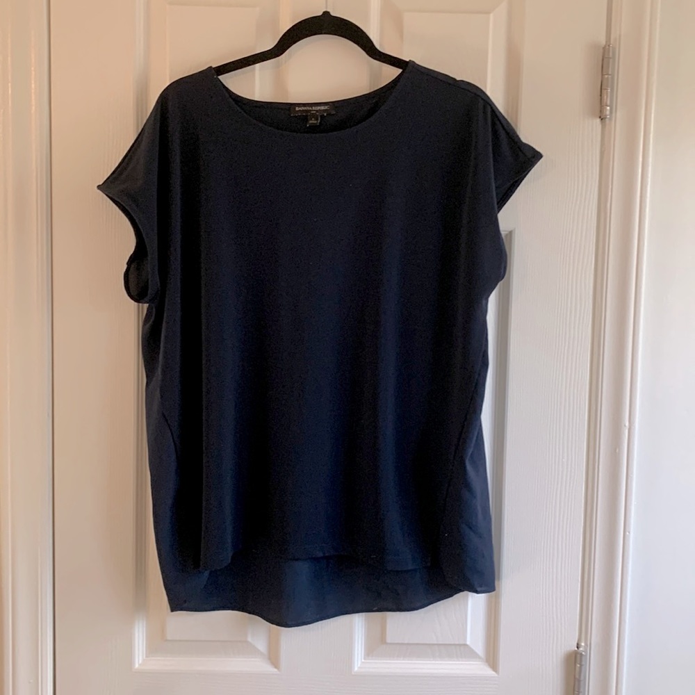 Size large. Banana Republic blouse. Great for work or a night out.
